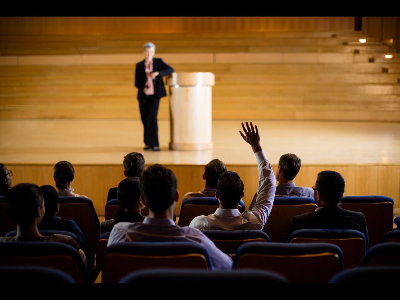 dirigeant-entreprise-feminin-prononcant-discours (1)